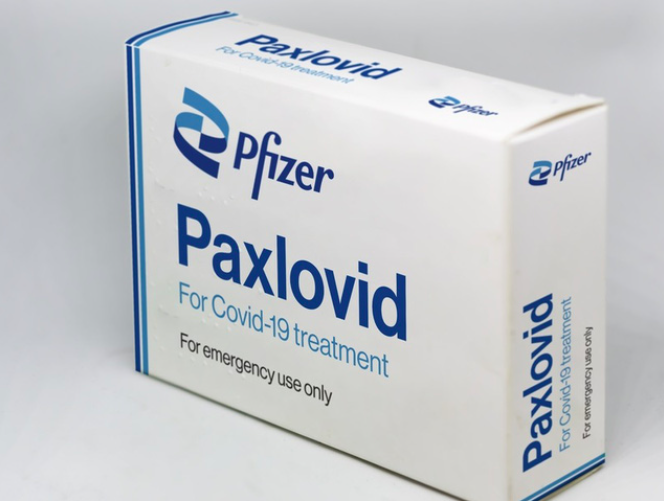 Hộp viên uống chống COVID-19 Paxlovid của Pfizer