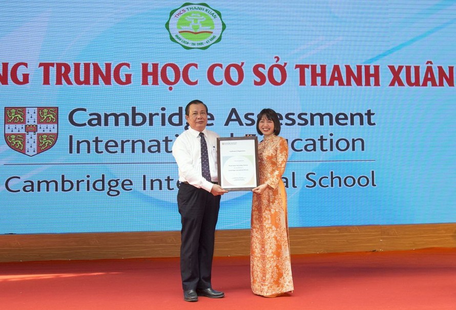 Ông Lê Ngọc Quang, Phó Giám đốc Sở GD&ĐT Hà Nội trao chứng nhận cho đại diện nhà trường. 