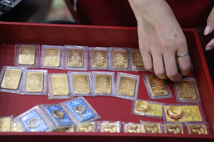 Giá vàng trong nước tăng mạnh nhất tới 300.000 đồng/ lượng ngay giờ mở cửa