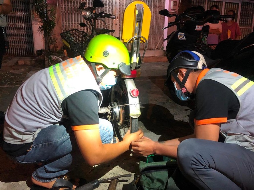 Đội hỗ trợ nhân dân quận Bình Tân đêm đêm rong ruổi vá xe, sửa xe... miễn phí cho người đi đường