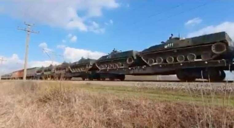 Hình ảnh cắt từ video cho thấy các xe bọc thép được di chuyển bằng tàu hỏa
