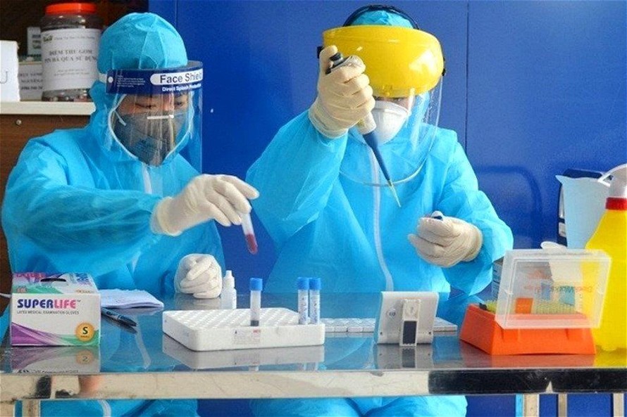 Lấy mẫu xét nghiệm COVID-19 tại TPHCM
