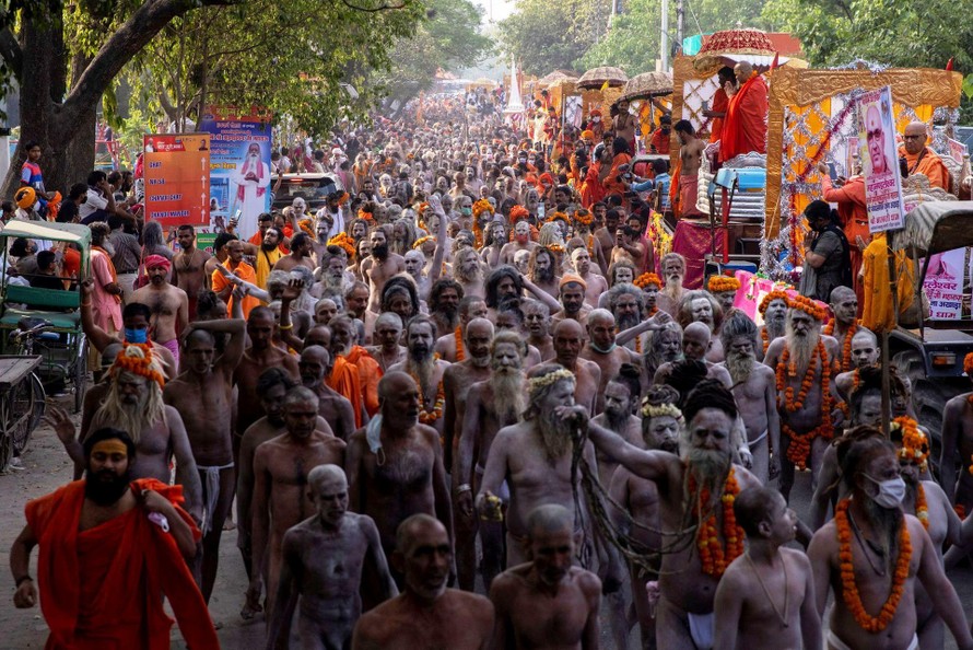 Các tín đồ diễu hành trong Lễ hội Kumbh Mela