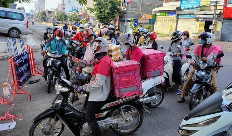 Tại nhiều tuyến phố của thủ đô Phnom Penh của Campuchia, những người giao đồ ăn cũng không được vào giao hàng