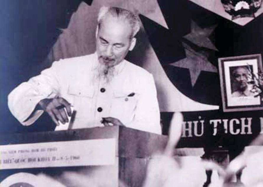 Hồ Chủ tịch bỏ lá phiếu đầu tiên tại Quốc hội khóa 2, ngày 8/5/1960 Ảnh: Mai Nam