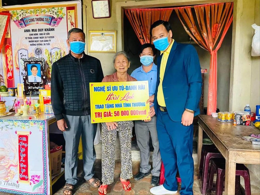 Trao tặng nhà tình thương cho hộ dân ở xã Quế An, huyện Quế Sơn (Quảng Nam) Ảnh: Ủy ban MTTQ Việt Nam huyện Quế Sơn cung cấp