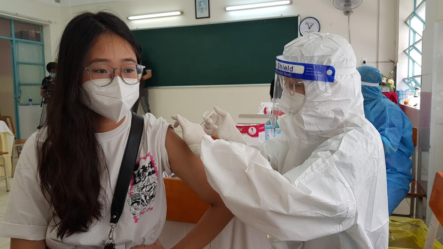 Tiêm vắc xin phòng COVID-19 cho học sinh TPHCM. Ảnh: Vân Sơn