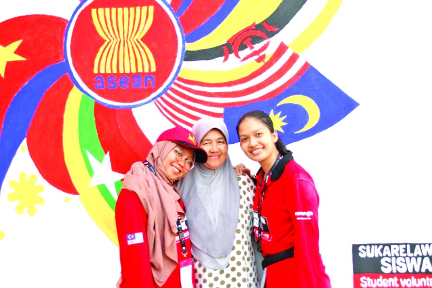 Nguyệt Thanh cùng với sinh viên các nước tham dự diễn đàn sinh viên ASEAN