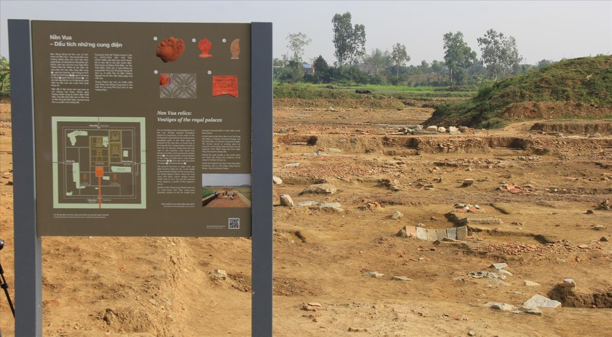 Hiện trường các hố khai quật và hiện vật tại Thành Nhà Hồ