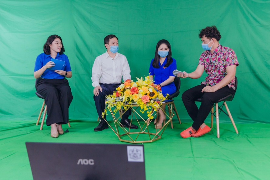 Các đại biểu tham gia chương trình talkshow trực tuyến: “Cử tri trẻ Thủ đô: Bầu cử trách nhiệm - Chống dịch toàn diện”