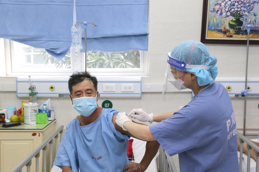 Tiêm vắc xin phòng COVID-19 cho bệnh nhân đang điều trị tại BV Việt Đức