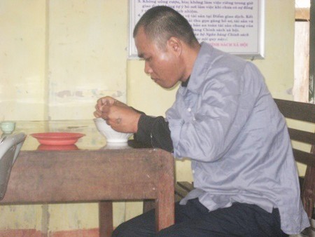 Pẩu được ăn mì tôm tại trụ sở xã Đồng Giáp
