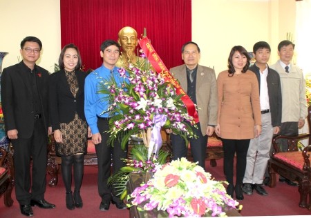 Bí thư Trung ương Đoàn Dương Văn An trao tặng lẵng hoa chúc mừng ngày thành lập Hội CCB Việt Nam