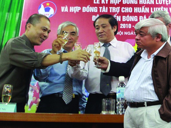 Pha cụng ly của bầu Kiên (ngoài cùng, phải) với chủ tịch AVG Phạm Nhật Vũ hơn một năm trước đây! Ảnh: VSI