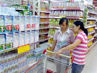 Giá cả tăng cao khiến người tiêu dùng trở nên dè dặt khi mua sắm Ảnh: Nguyễn Hiền