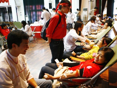 Các bạn trẻ hiến máu trong ngày Chủ nhật Đỏ năm 2010