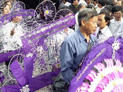 Bộ Tư pháp 'tuýt còi' quy định tang lễ chỉ bảy vòng hoa