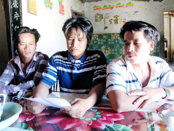 Ba anh em Nam, Việt, Thống (từ phải qua) trắng tay vì tàu cá bị ngư dân Trung Quốc bắt giữ Ảnh: Nguyễn Thành