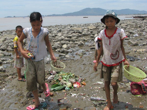 Trẻ em mưu sinh tại bãi biển Hậu Lộc (Thanh Hóa). Ảnh: Hoàng Lam