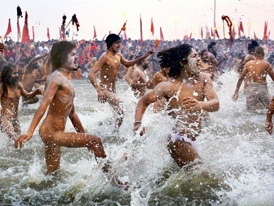 Hơn 10 triệu đàn ông 'tắm tiên' trên sông Hằng