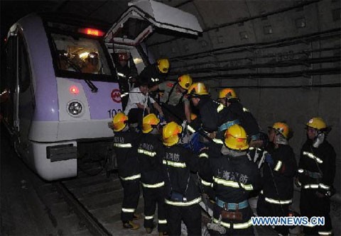 Hai tàu điện ngầm đâm nhau, 240 người bị thương