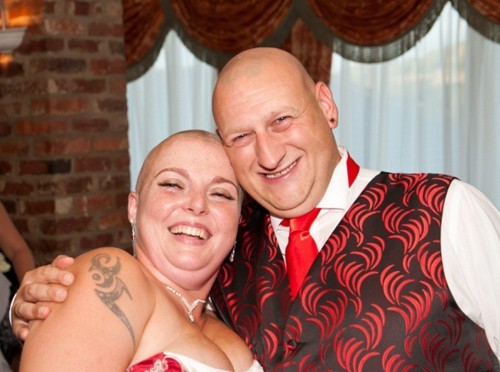 Cô dâu cạo đầu trong ngày cưới để làm từ thiện