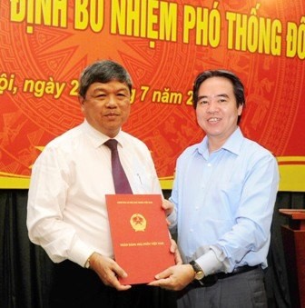 Thống đốc Nguyễn Văn Bình (bên phải) trao quyết định bổ nhiệm cho tân Phó thống đốc Nguyễn Phước Thanh. Ảnh: SBV