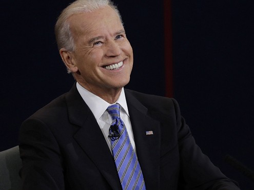 Ông Joe Biden bị cáo buộc ‘thiếu tôn trọng’ đối thủ vì cười nhiều