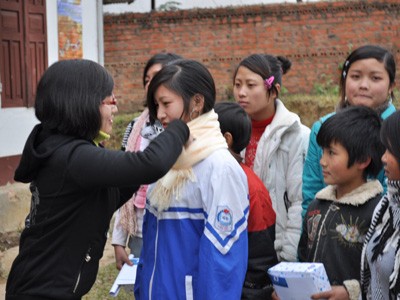Đoàn viên Đoàn TN Cơ quan T.Ư Đoàn trao khăn ấm cho học sinh Sóng Lập, Mộc Châu, Sơn La