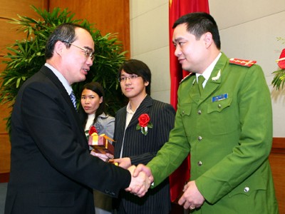 Phó Thủ tướng Nguyễn Thiện Nhân (trái) chúc mừng các Gương mặt trẻ Ảnh: Phan Tiền