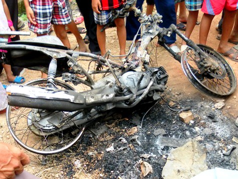 Chiếc xe máy của những "cẩu tặc" đã bị người dân đốt còn trơ khung
