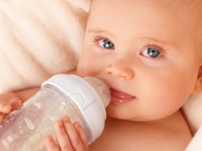 Cho bé uống sữa bình an toàn