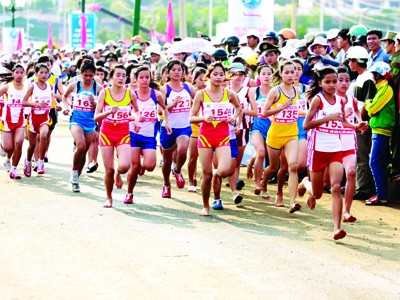 Các vận động viên nữ trên đường chạy Ảnh: Hồng Vĩnh
