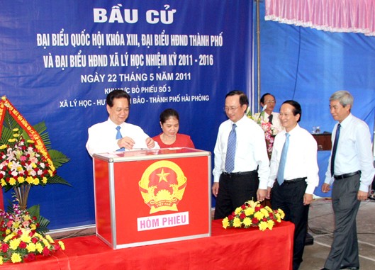 Thủ tướng Nguyễn Tấn Dũng bỏ lá phiếu đầu tiên tại Hải Phòng