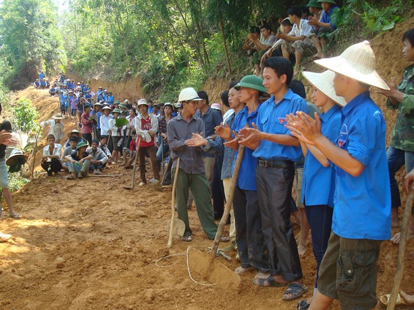 Niềm vui của TNTN khi khai thông con đường nối liền hai xã Mường Lai (Yên Bái) và Yên Lâm (Tuyên Quang)