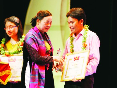 Bà Hà Thị Khiết trao giải thưởng Gương mặt trẻ tiêu biểu 2010 cho anh Hoàng Văn Ninh