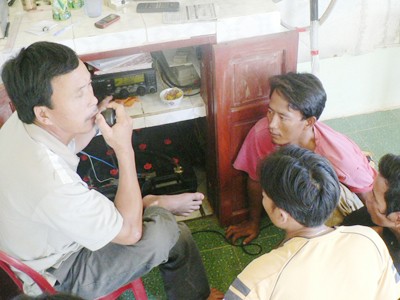 Người dân xã Bình Châu vẫn mòi mỏn ngồi bên trạm thông tin Icom chờ tin chồng con trở về từ tâm bão