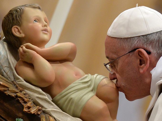 Giáo hoàng Francis hôn bức tượng cậu bé Jesus