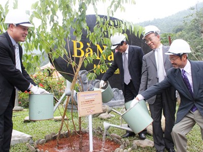 Tân Đại sứ Nhật Bản tại Việt Nam cùng lãnh đạo TP Đà Nẵng trồng hoa anh đào. Ảnh: Nguyễn Huy