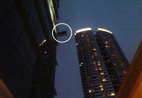 Gió thổi văng lồng sắt đập tan kính tầng 60 tòa nhà Keangnam