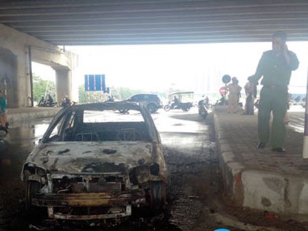 Xe Toyota bất ngờ bốc cháy còn trơ khung tại ngã ba Pháp Vân