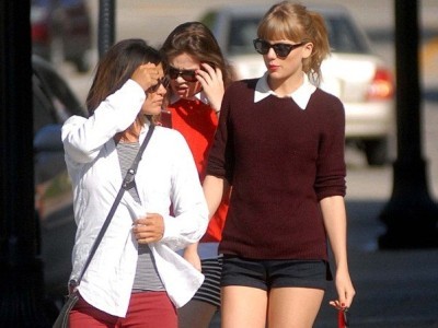 Taylor Swift diện quần soóc khoe chân thon xuống phố