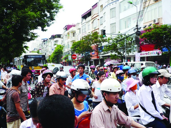 Thay đổi giờ học, giờ làm hy vọng cải thiện được bức tranh giao thông Hà Nội hiện nay. Ảnh: Trọng Đảng