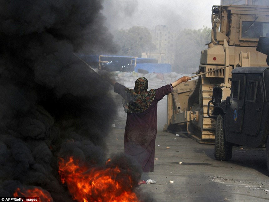 Người phụ nữ hiên ngang chắn xe ủi đàn áp người biểu tình của quân đội Ai Cập