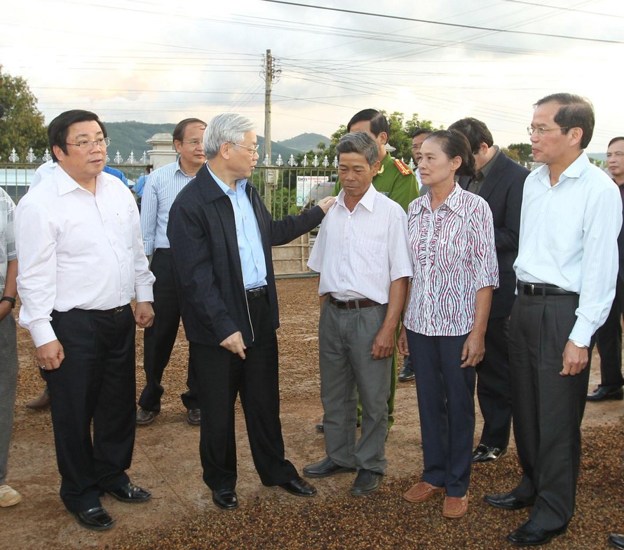 Tổng Bí thư Nguyễn Phú Trọng thăm gia đình ông Trần Văn Mùi Ảnh: TTXVN