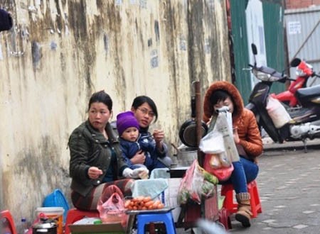 'Siết' hàng rong: Dân nghèo ăn ở đâu?