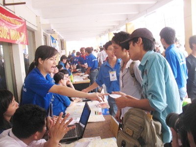 Sinh viên tình nguyện tiếp sức thí sinh thi đại học tại Hà Nội Ảnh: Hải Yến