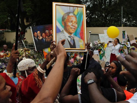 Người dân hát bên ngoài nhà cố tổng thống Nam Phi Nelson Mandela tại Johannesburg, hôm qua, mùng 9/12.