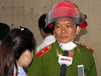 Thiếu tướng Nguyễn Đức Nghị - Giám đốc Sở Cảnh sát PCCC TP. Hà Nội trả lời báo chí bên hiện trường cháy
