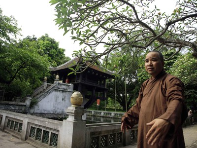 Hoa sen không nở ở chùa Diên Hựu